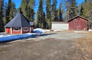 Metsästysseuran kota ja hirviliiteri